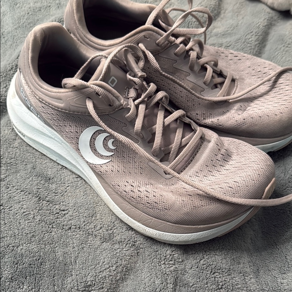 Women's Athletic Sneakers in gray by topo Running